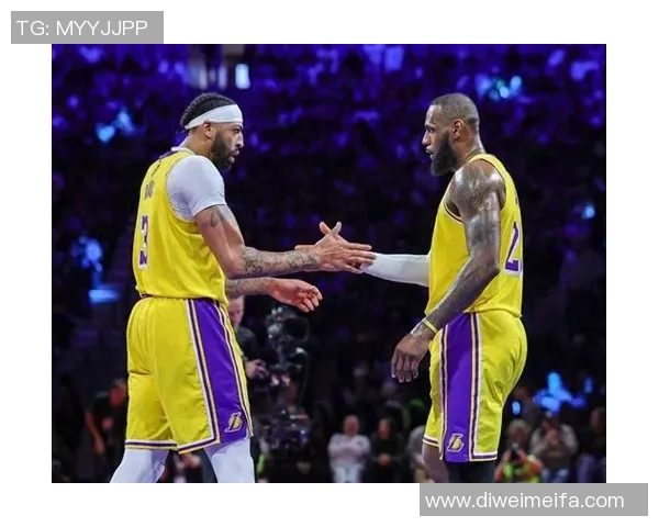 湖人掘金第三场激战回顾：关键时刻的决策与球员表现分析